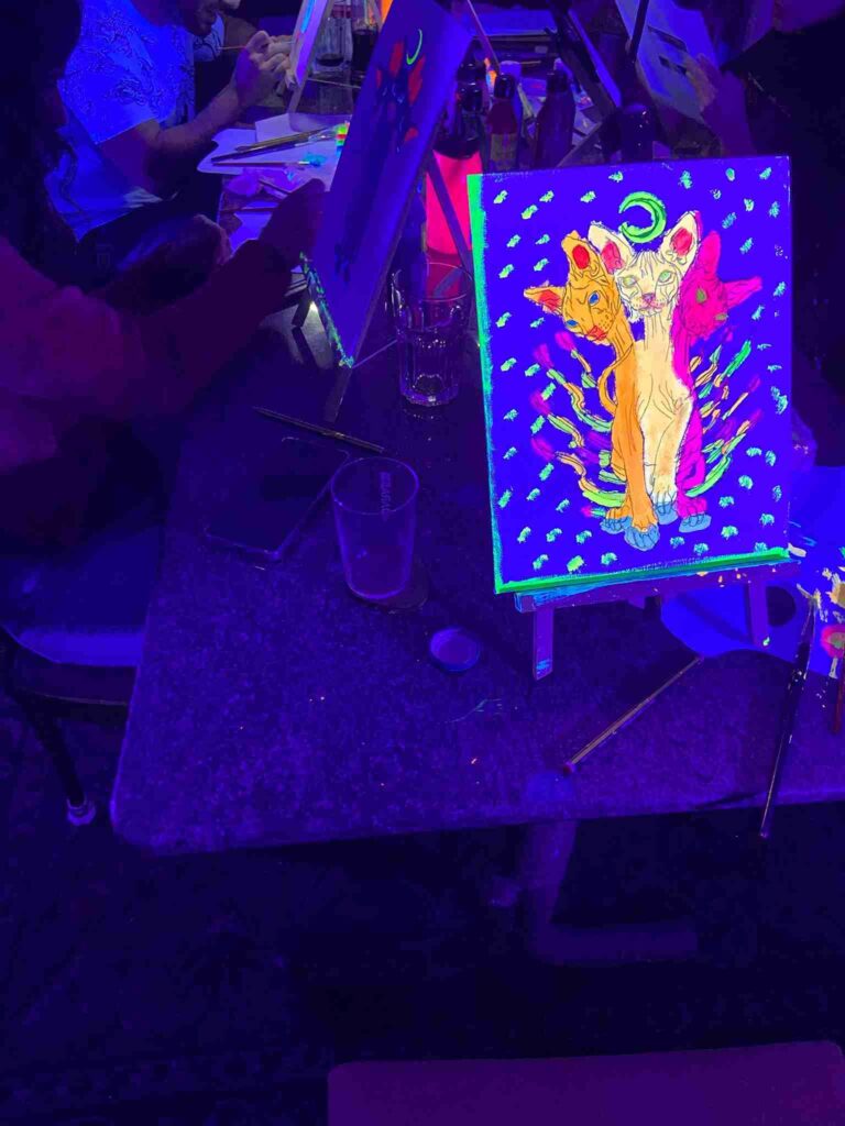 Clase de pintura neón en cat café con gatos