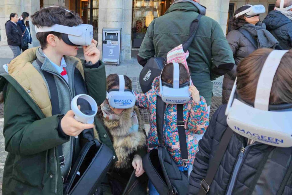 Grupo de niños con gafas de realidad virtual por Madrid
