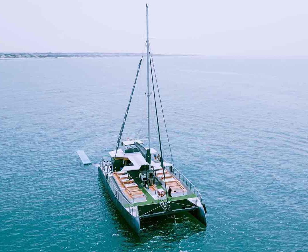 Catamarán en el mar por Cádiz
