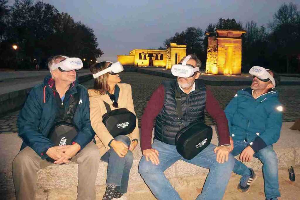 Grupo disfrutando de una experiencia de realidad virtual en el Templo de Debod