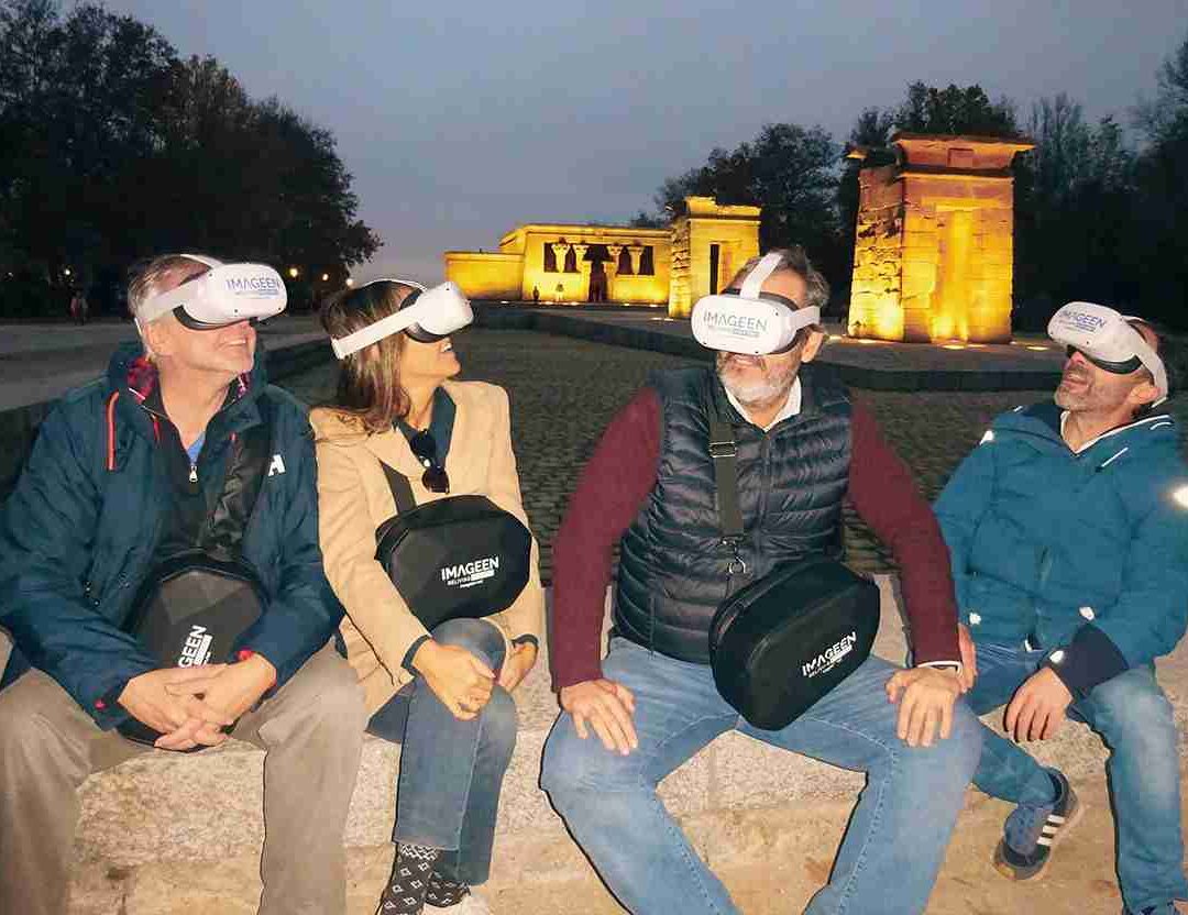Grupo disfrutando de una experiencia de realidad virtual en el Templo de Debod