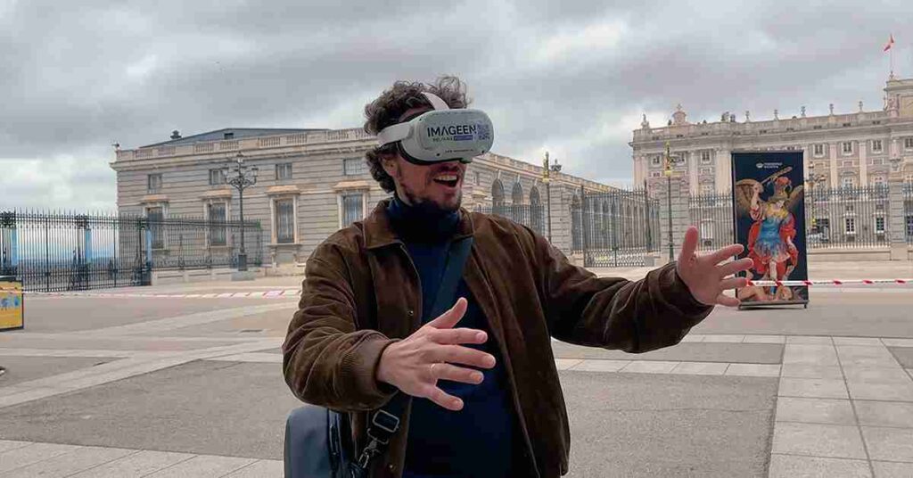Hombre alucinando con las gafas de realidad virtual por Madrid
