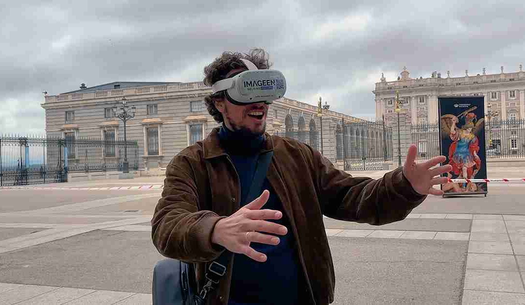 Hombre alucinando con las gafas de realidad virtual por Madrid