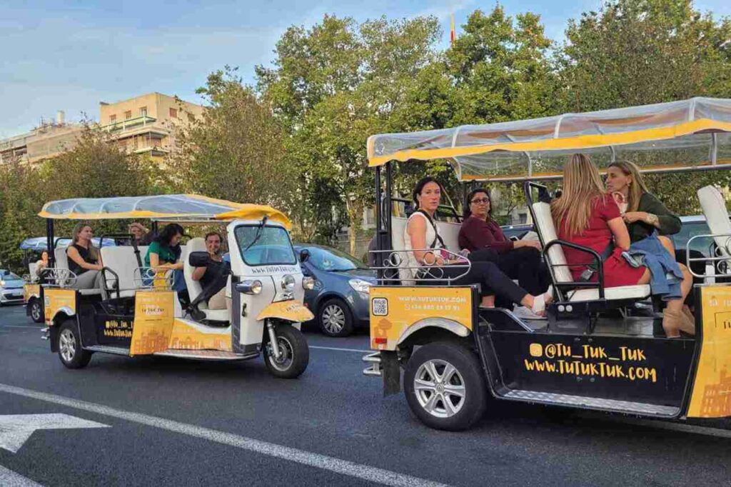 Grupo paseando en tuk tuk con gafas de realidad virtual