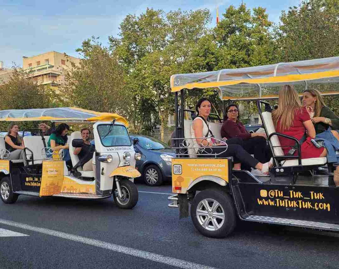 Grupo paseando en tuk tuk con gafas de realidad virtual