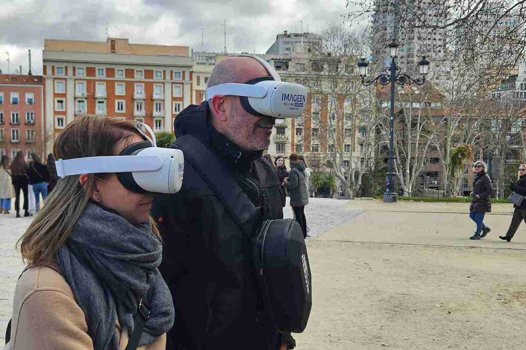 Gente con gafas de realidad virtual en Madrid