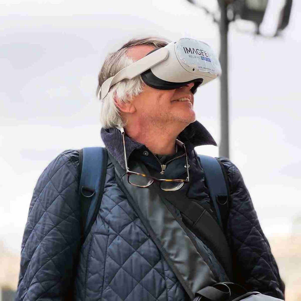 Señor mirando Madrid a través de las gafas de realidad virtual
