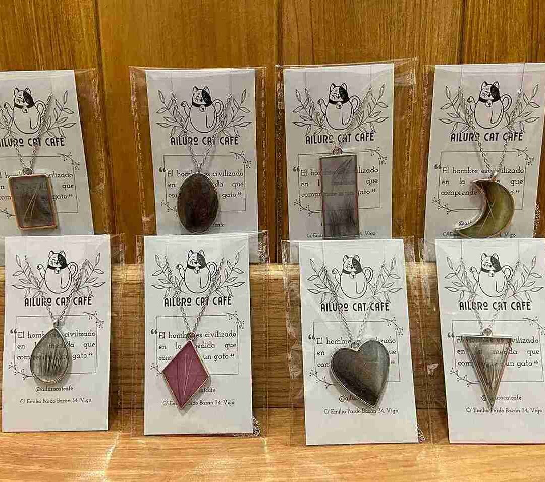 Collares hechos con pelo, uñas y bigotes de gatos