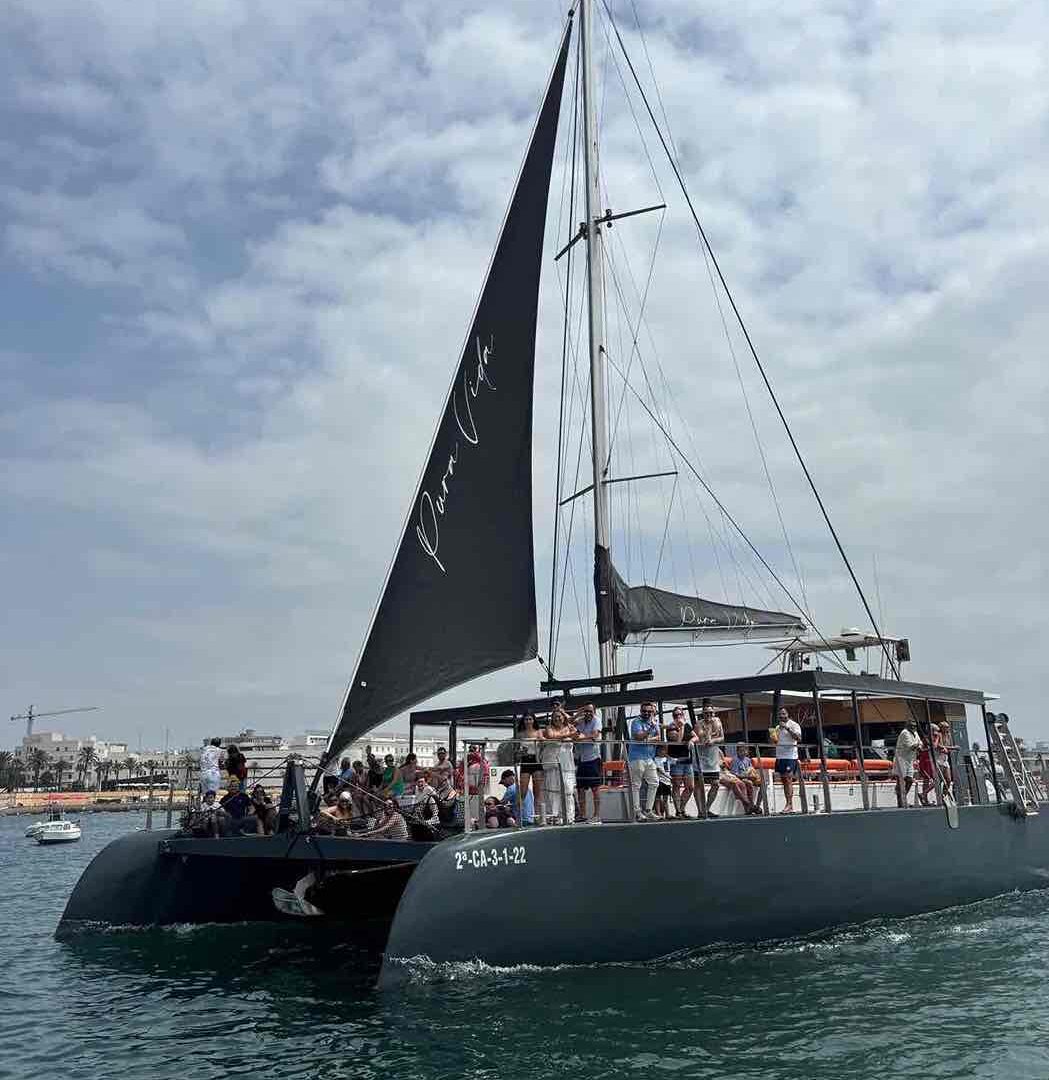 Grupo en catamarán por Cádiz
