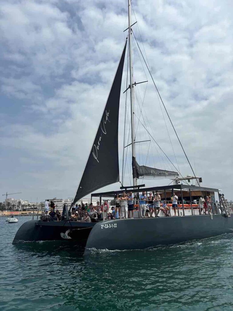 Grupo en catamarán por Cádiz