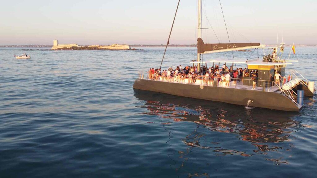 Grupo de experiencia de catamarán en Cádiz