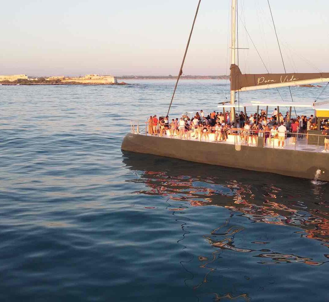 Grupo de experiencia de catamarán en Cádiz