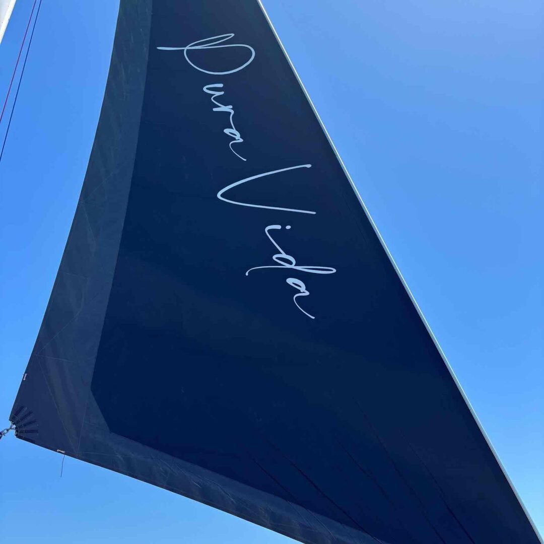 Vela del catamarán de la experiencia