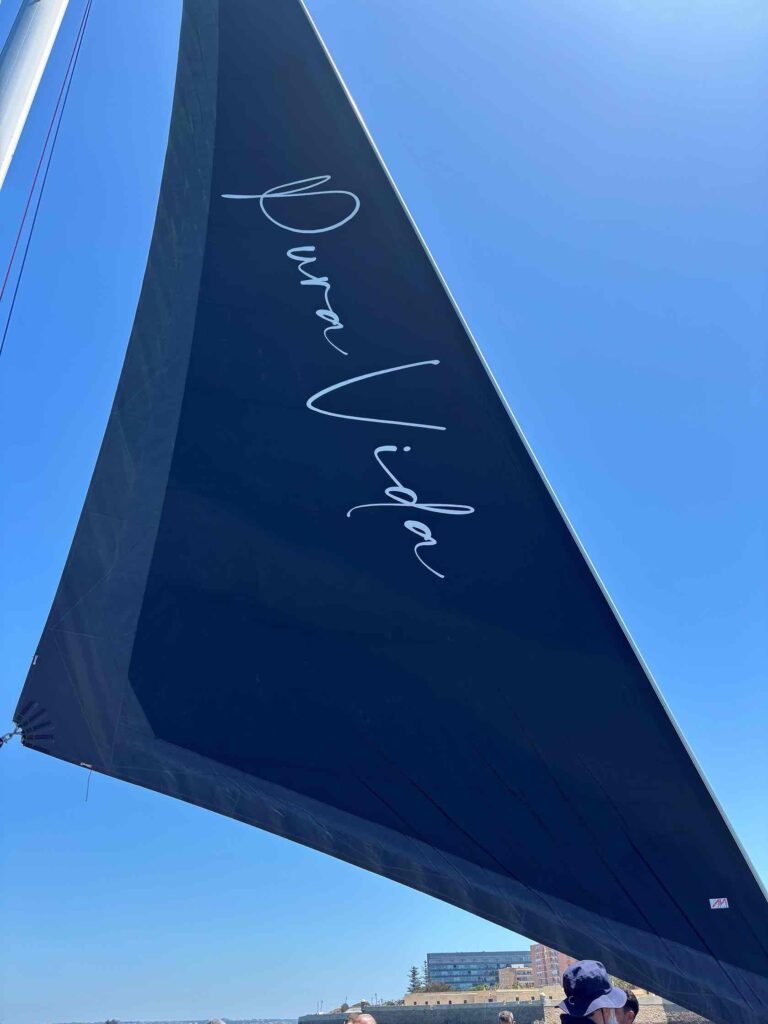 Vela del catamarán de la experiencia