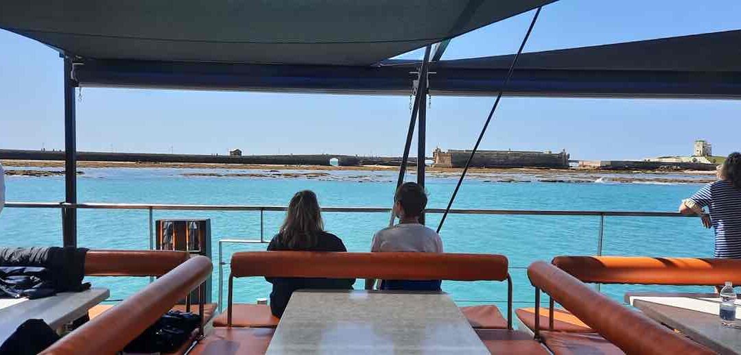 Pareja en experiencia de catamarán en Cádiz