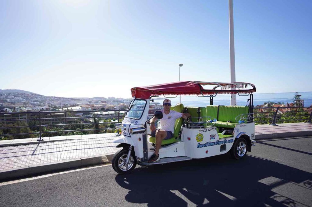 Guia en el paseo a tuk tuk por Tenerife
