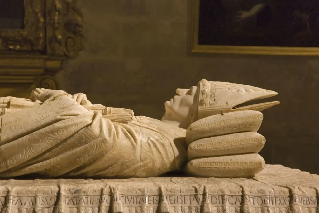 Estatua dentro de la Giralda, Catedral de Sevilla