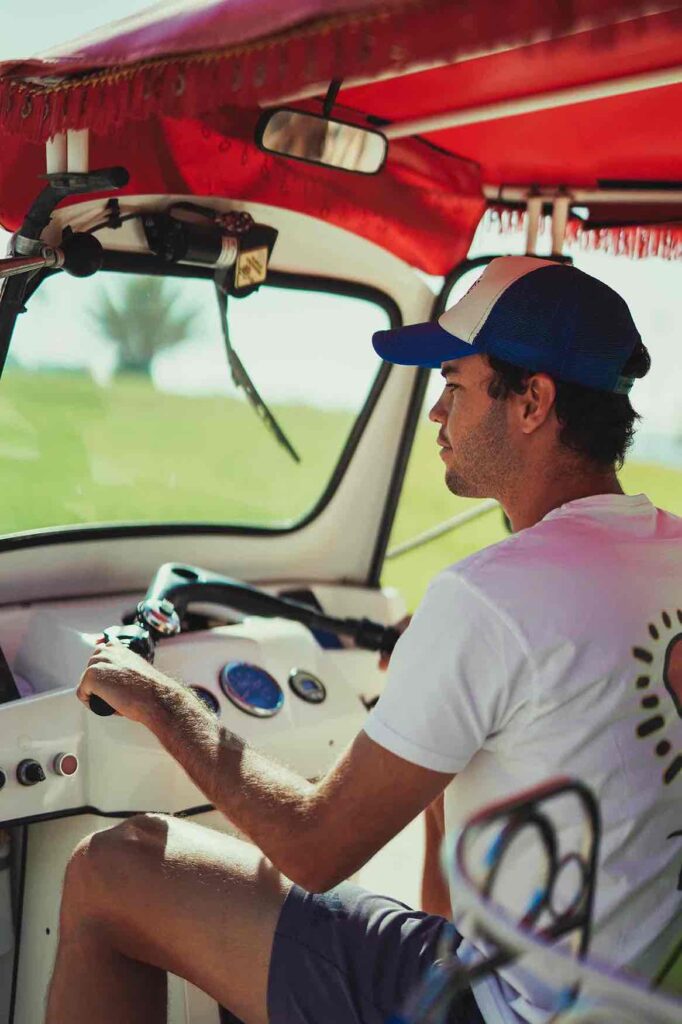 Guia conduciendo el tuk tuk de la experiencia