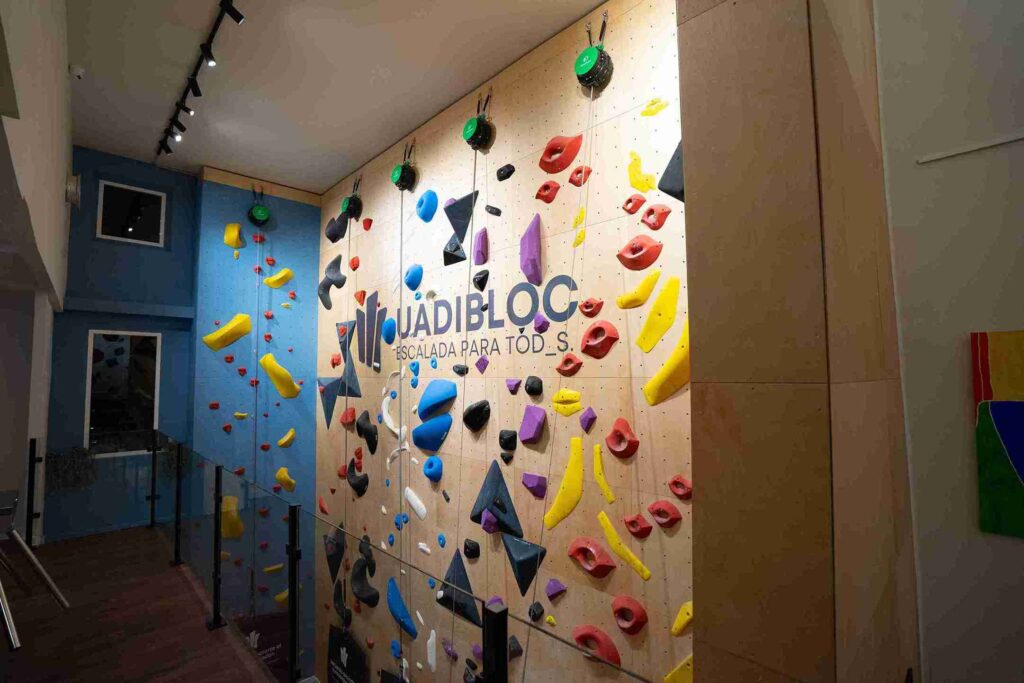 Pared de escalada en rocódromo en Madrid