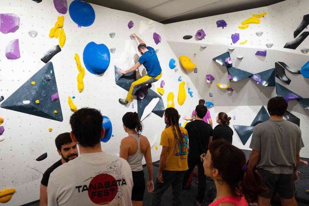 Grupo en haciendo amigos en una tarde de escalada