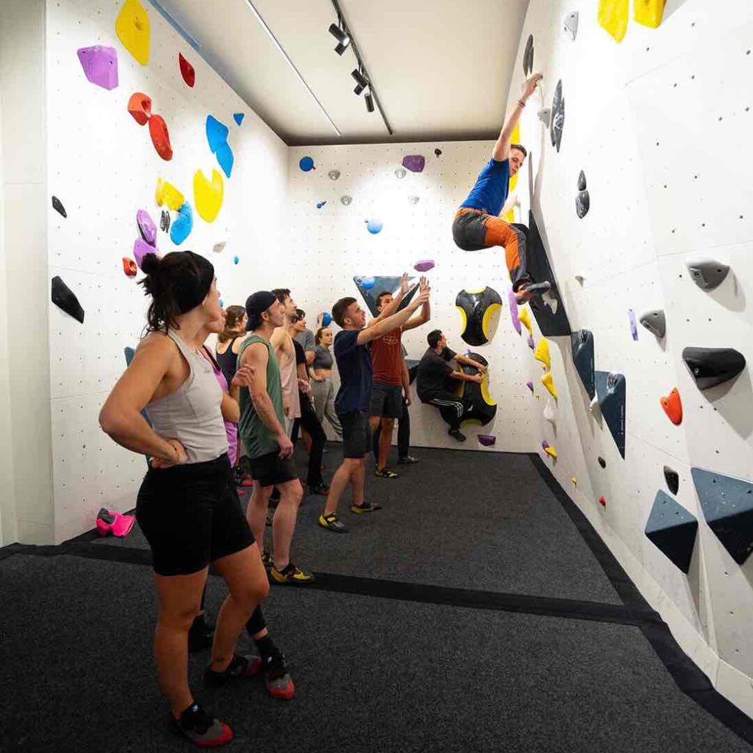 Personas conociendo gente en clases de escalada en Madrid
