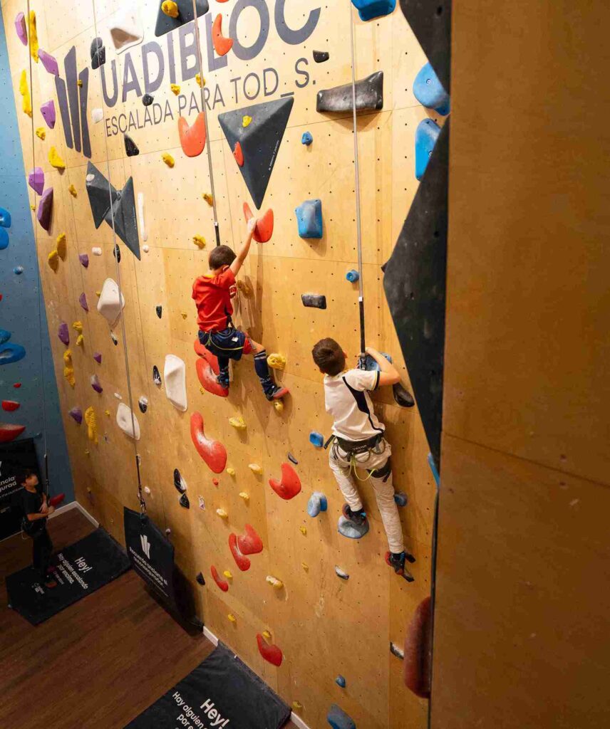 Niños escalando en rocódromo en Madrid
