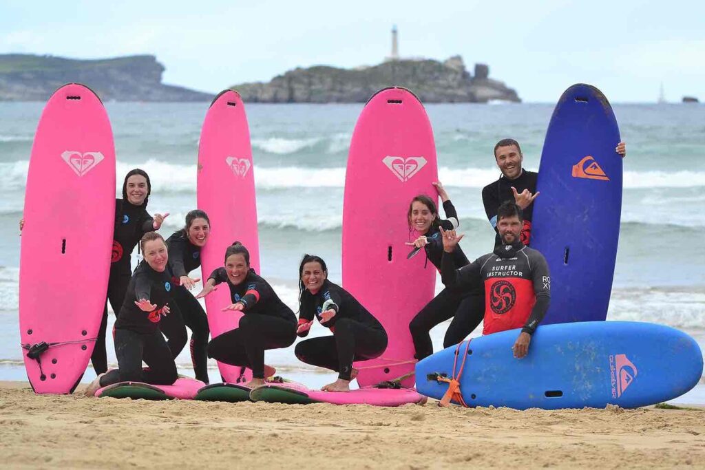 Grupo haciendo surf en Somo
