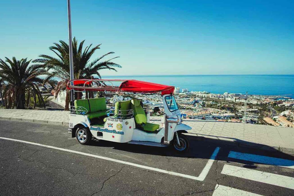 Tuk tuk frente a la playa para la visita