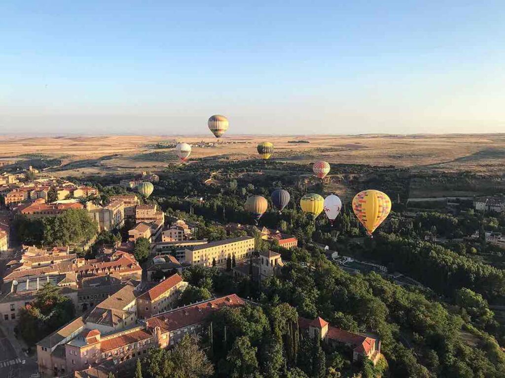 Vista de los globos volando por Segovia