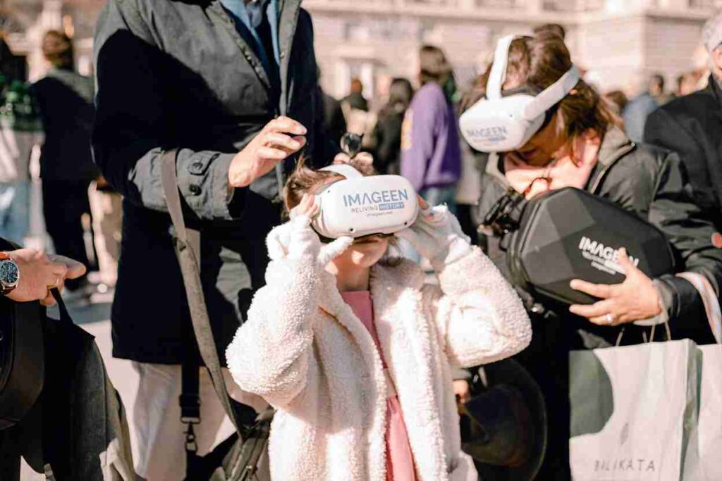 Niña con sus padre en una experiencia de realidad virtual en Madrid