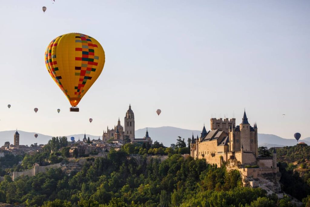 Globos aerostáticos sobrevolando Segovia