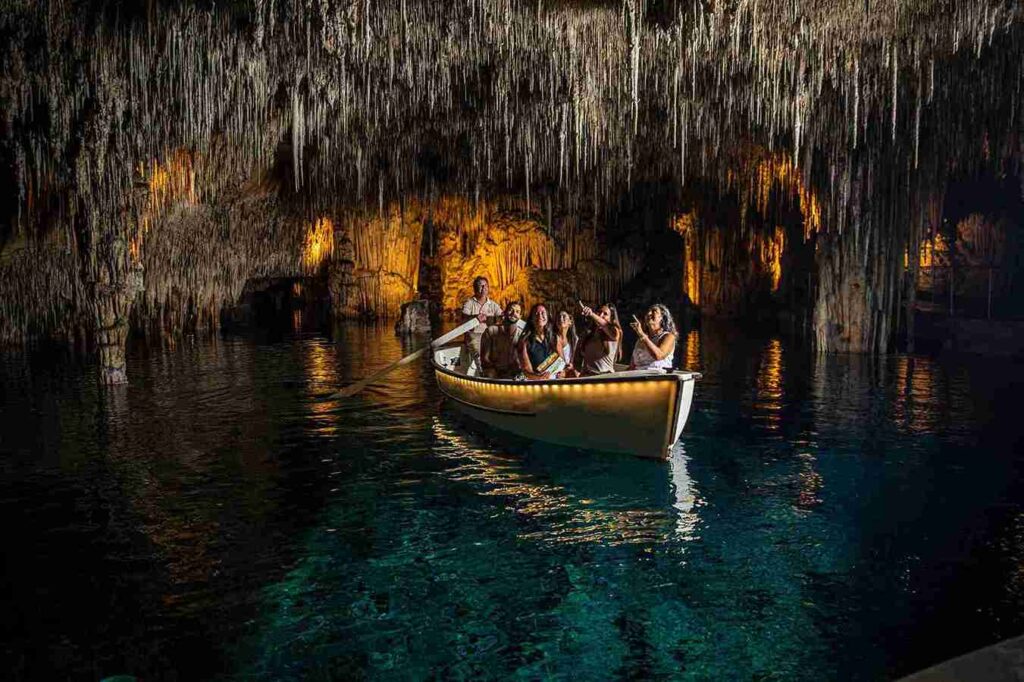 Grupo disfrutando de un paseo en barco iluminado por las cuevas del drach