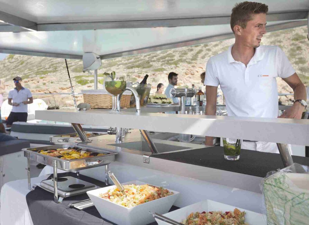 Catering privado en paseo en catamarán por Palma