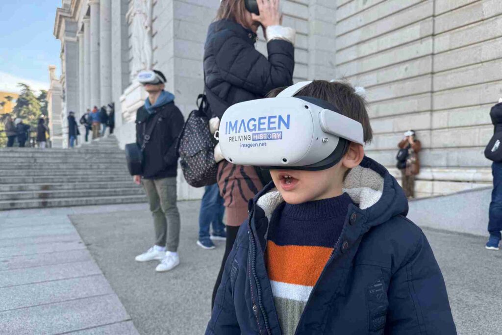 Niño aprendiendo sobre la historia de Madrid con realidad virtual