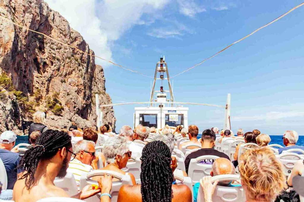 Turistas disfrutando de un paseo en Barco en Mallorca