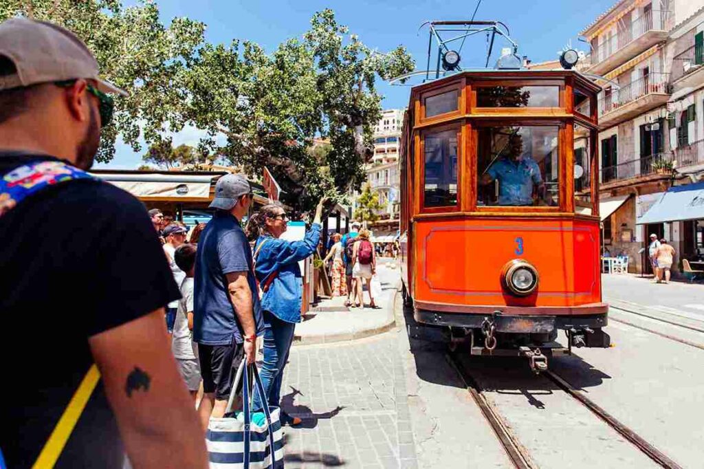 Turistas esperando para subir al tren de Sóller