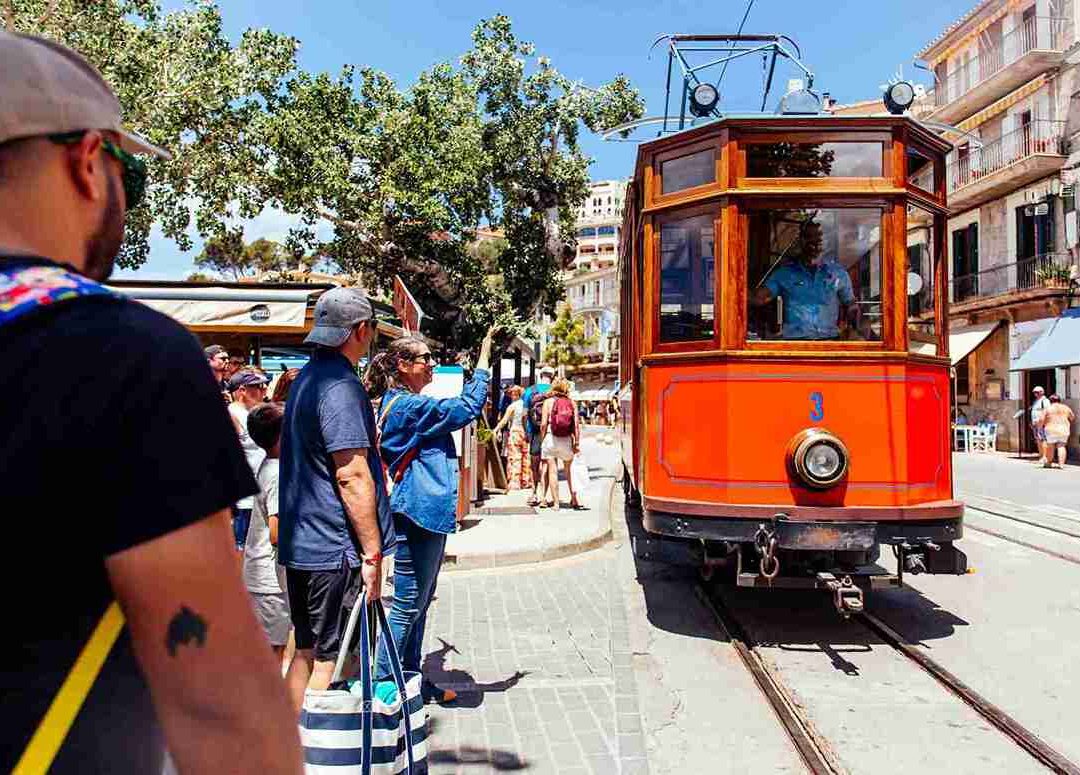 Turistas esperando para subir al tren de Sóller