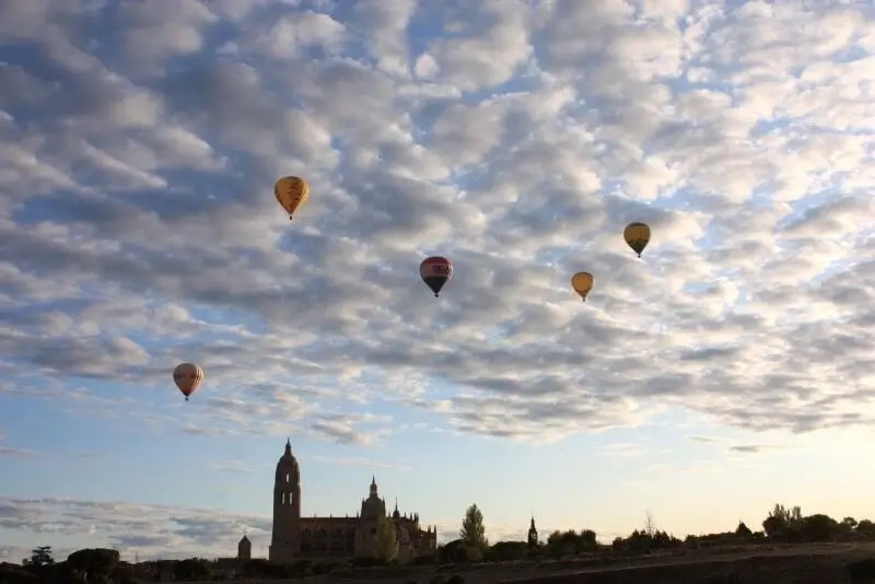Paisaje de globos desde abajo en Madrid-Segovia
