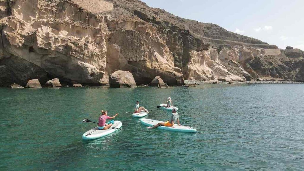 Grupo descansando en sus tablas de SUP