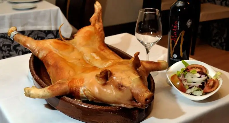 Cochinillo después de un paseo en globo en restaurante de Segovia