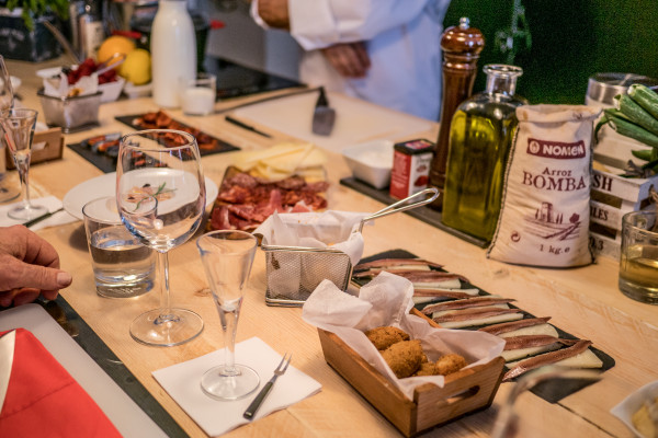Degustación de tapas en clase de cocina en Barcelona