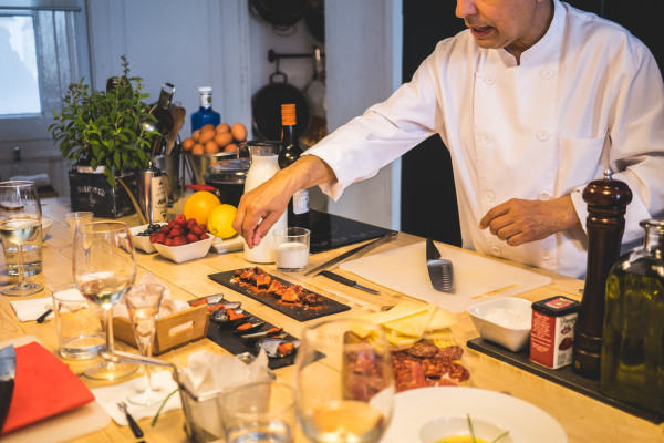 Profesor de cocina explicando a la clase