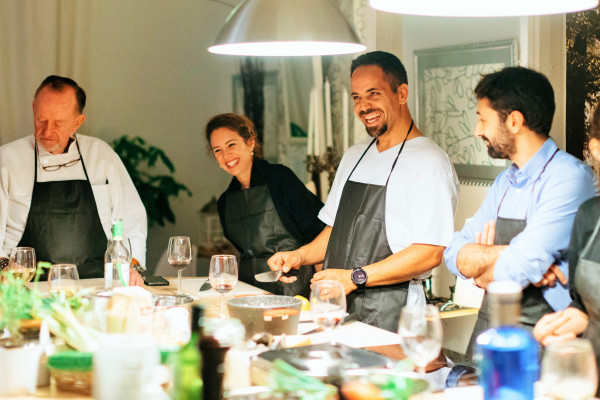 Personas en una clase de cocina pasándoselo bien