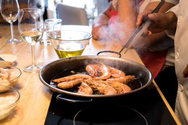 Gambas para paella a la plancha en una clase de cocina