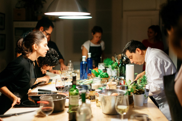 Alumnos en una clase de cocina realizando un postre
