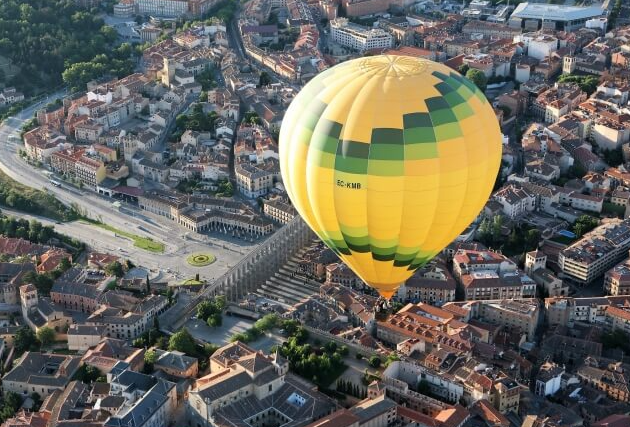 Globo sobrevolando Segovia