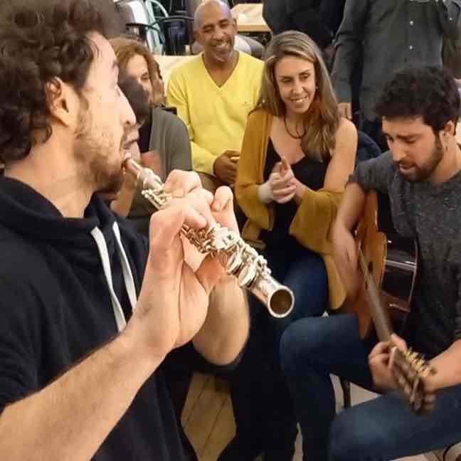 Gente disfrutando de un taller de música en un retiro de Madrid
