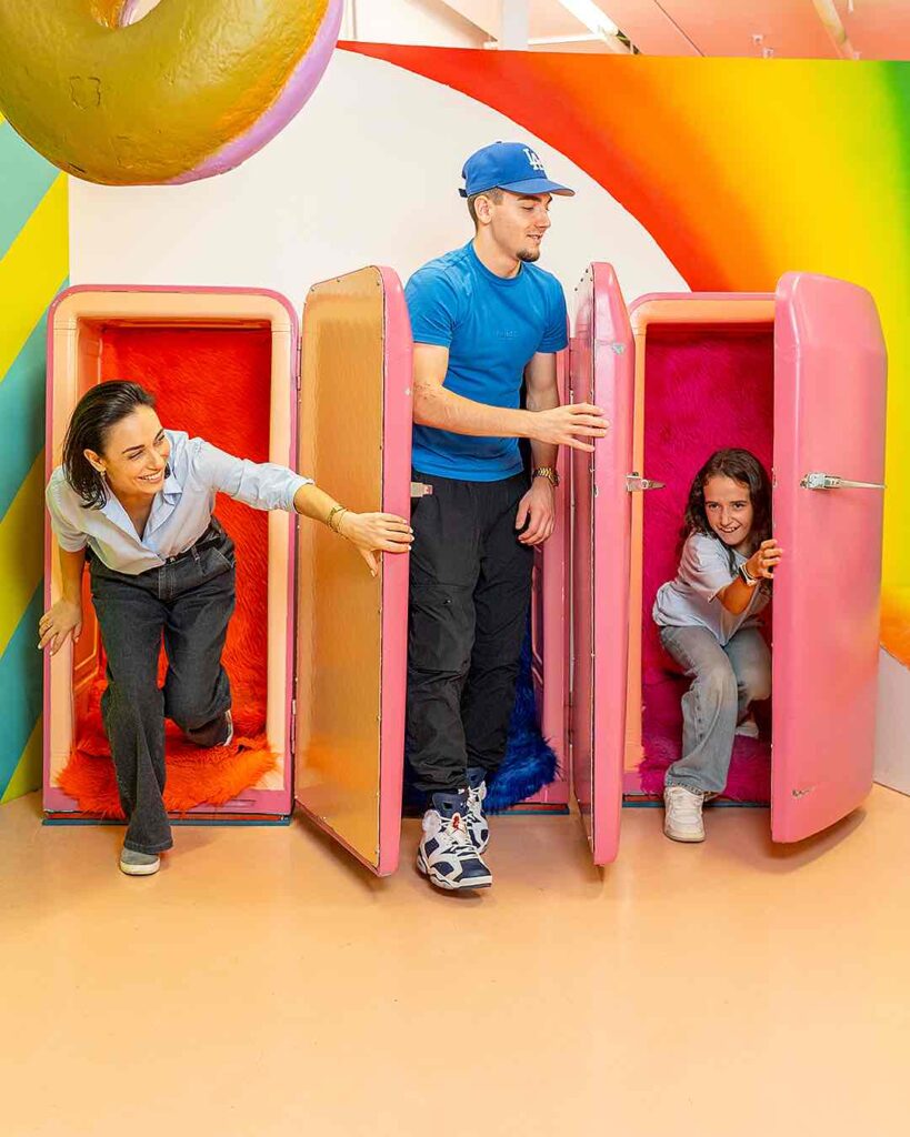 Familia saliendo de neveras en el Big Fun Museum