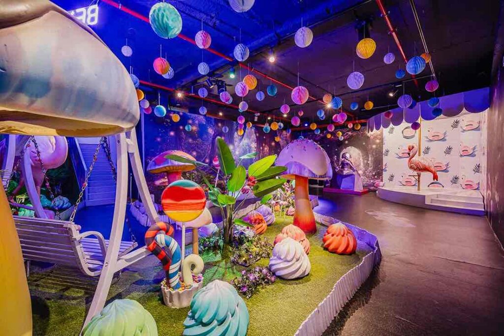 Escenario colorido de bosque de setas en Sweet Space Museo