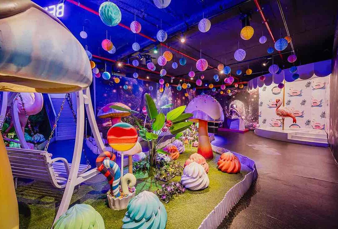 Escenario colorido de bosque de setas en Sweet Space Museo
